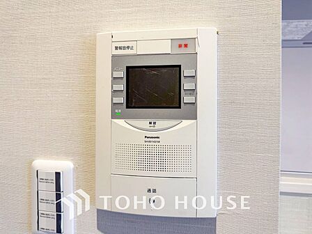 誰が来てもわかる様にモニター付きインターホンを設置。