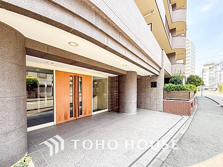 シャープでスタイリッシュなデザインが印象的な洗練の住まい。居住者を温かく迎えてくれる。