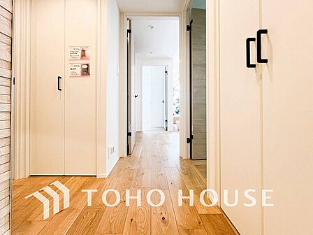 上質感漂う廊下。居住者の帰り、訪れる方を優しく迎える・安らぎに満ちた生活空間を予感させる。