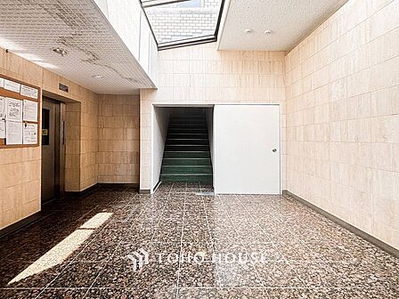 エレベーター完備。大きなお荷物などを運ぶ際にも便利です。
