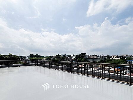 プライベート性が確保されたルーフバルコニー。ワイドな空間にたっぷりの陽光が降り注ぎます。