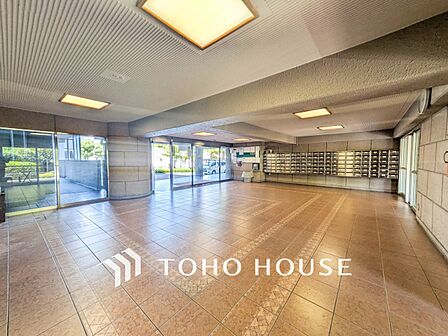 住まう誇らしさと安心感を演出する落ち着いた雰囲気のロビー。