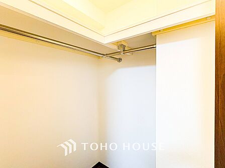 衣類だけでなく大きな荷物も収納でき、お部屋がすっきりします。