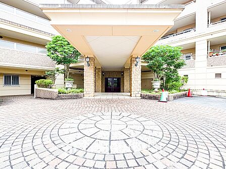 住まう誇らしさと安心感を演出する落ち着いた雰囲気のエントランス。
