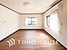 室内：戸建てならではのリビング。落ち着いた色調のリビングは家族団欒の憩いの場所です。