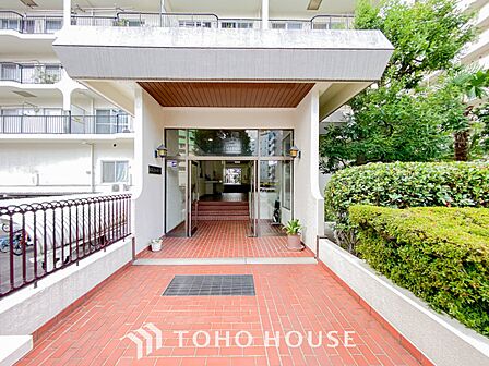 シャープでスタイリッシュなデザインが印象的な洗練の住まい。居住者を温かく迎えてくれる。