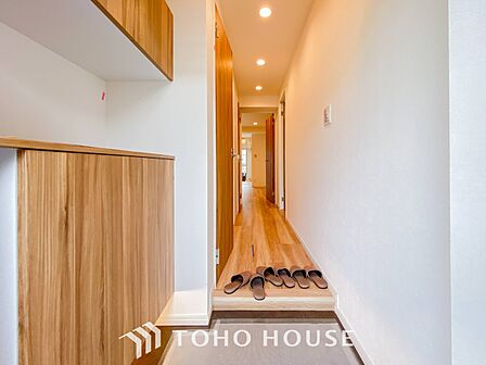 上質感漂う廊下。居住者の帰り、訪れる方を優しく迎え安らぎに満ちた生活空間を予感させます。