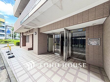 プライベート感が高まるシックな装いのエントランス。