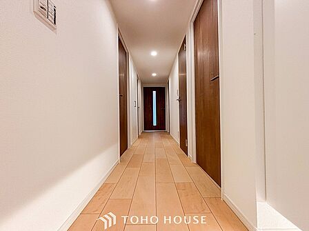 上質感漂う廊下。居住者の帰り、訪れる方を優しく迎える・安らぎに満ちた生活空間を予感させる。