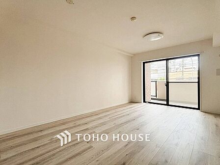 爽やかな色合いのフローリングと清潔感の溢れるクロスが明るい空間を創り出しているリビングダイニング。