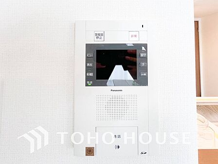 誰が来てもわかる様にモニター付きインターホンを設置。快適と安らぎを合わせた優しい設計。