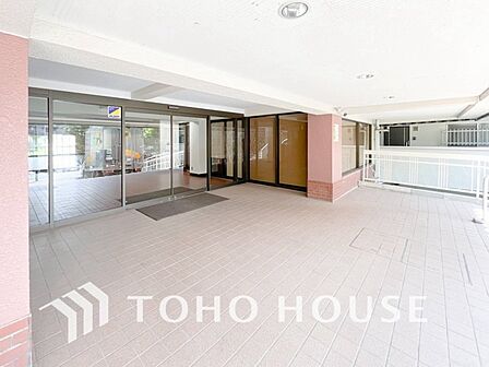 住む人や訪れる人やさしくエスコートする玄関アプローチ。