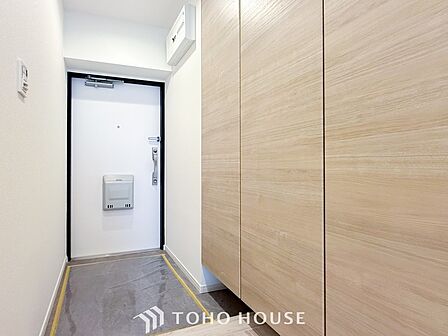 落ち着いた色を基調としていて、明るく優しい玄関となっています。