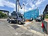外観：前面道路含む現地写真『快適』は「家」と「街」と「環境」が調和した時に訪れるだと改めて感じさせてくれます。