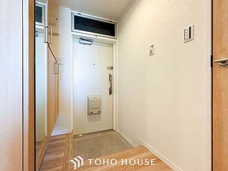 居住者の帰り、訪れる方を優しく迎えてくれる開放感のある玄関。