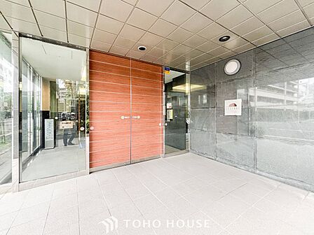 住まう誇らしさと安心感を演出する落ち着いた雰囲気のエントランス。