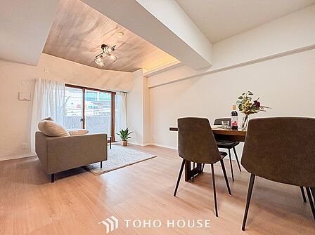 光と風があふれる開放的なリビングダイニングには自然と家族みんなが集まってきます。