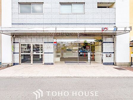 プライベート感が高まるシックな装いのエントランス。
