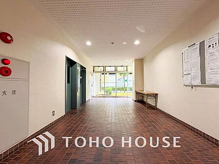 住まう誇らしさと安心感を演出する落ち着いた雰囲気のロビー。