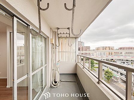 暮らしの中で光と風を演出してくれるバルコニー。