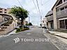 外観：前面道路含む現地写真『快適』は「家」と「街」と「環境」が調和した時に訪れるだと改めて感じさせてくれます。