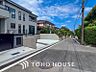 外観：前面道路含む現地写真『快適』は「家」と「街」と「環境」が調和した時に訪れるだと改めて感じさせてくれます。