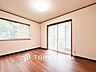 洋室：大きな窓からたっぷりと陽光が注がれる明るい空間。