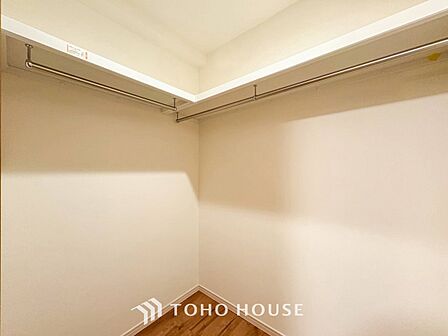 衣類だけでなく大きな荷物も収納でき、お部屋がすっきりします。
