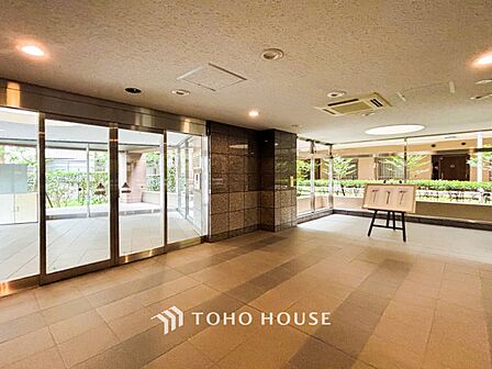 住まう誇らしさと安心感を演出する落ち着いた雰囲気のエントランス。