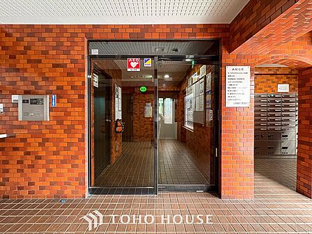 住まう誇らしさと安心感を演出する落ち着いた雰囲気のエントランス。