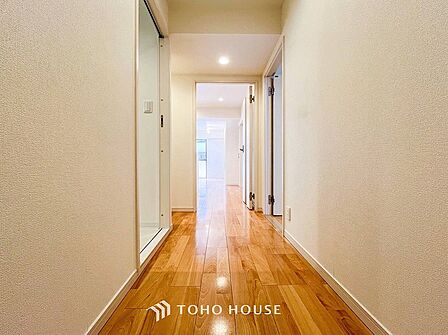 上質感漂う廊下。居住者の帰り、訪れる方を優しく迎える・安らぎに満ちた生活空間を予感させる。