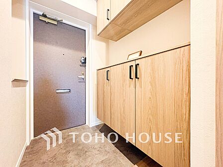 居住者の帰り、訪れる方を優しく迎えてくれる開放感のある玄関。