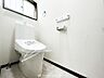 トイレ：トイレはシンプルにホワイトで統一した温水洗浄付です。