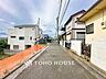 外観：前面道路含む現地写真『快適』は「家」と「街」と「環境」が調和した時に訪れるだと改めて感じさせてくれます。
