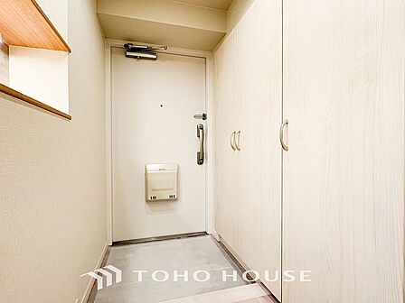 居住者の帰り、訪れる方を優しく迎えてくれる開放感のある玄関。