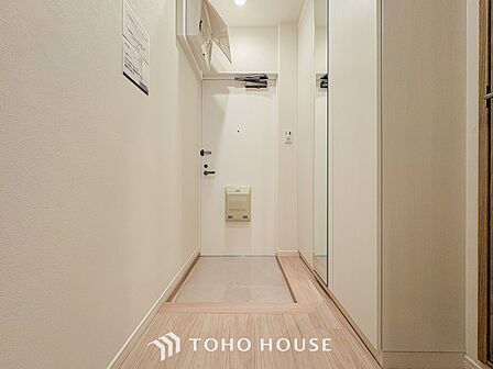 居住者の帰り、訪れる方を優しく迎えてくれる玄関です。
