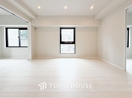 爽やかな色合いのフローリングと清潔感の溢れるクロスが明るい空間を創り出しているリビングダイニング。
