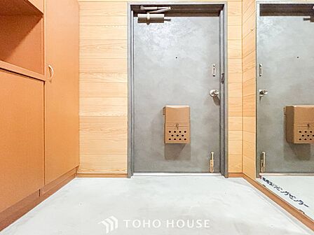 居住者の帰り、訪れる方を優しく迎えてくれる玄関です。