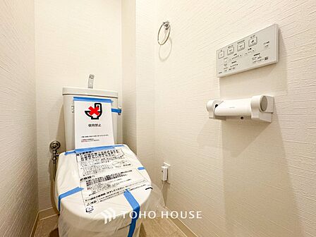 トイレはシンプルにホワイトで統一した温水洗浄付です。