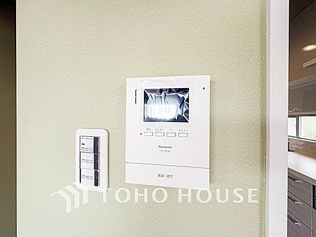 誰が来てもわかる様にモニター付きインターホンを設置。