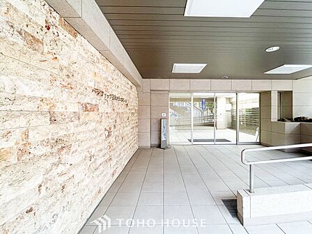 住む人や訪れる人やさしくエスコートする玄関アプローチ。