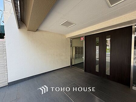 住む人や訪れる人やさしくエスコートするエントランスアプローチ。