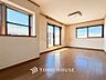 室内：家族と過ごすひと時を溢れる光が優しく包み込むリビングダイニング。
