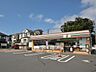 周辺：24時間営業。お弁当やお惣菜、パンなどをはじめ、生活用品、お酒、たばこなども取り揃えています。