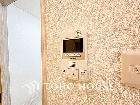 誰が来てもわかる様にモニター付きインターホンを設置。快適と安らぎを合わせた優しい設計。