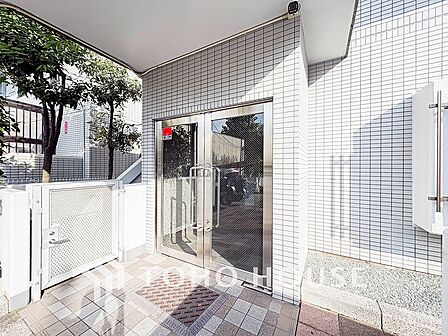 心地よい光と風があふれたエントランス。清潔感があり、行き届いた管理体制がうかがえます。