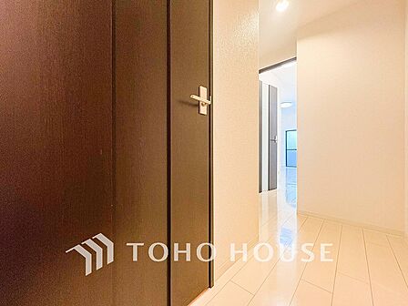 上質感漂う廊下。居住者の帰り、訪れる方を優しく迎える・安らぎに満ちた生活空間を予感させる。