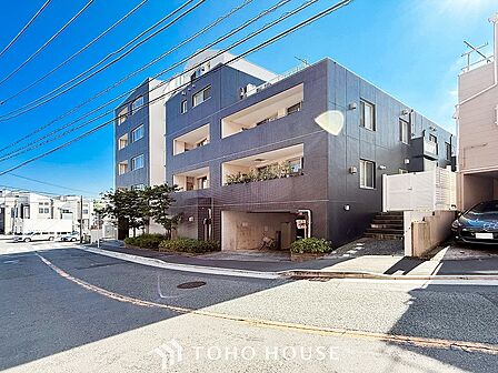 前面道路含む現地写真『快適』は「家」と「街」と「環境」が調和した時に訪れるだと改めて感じさせてくれます。