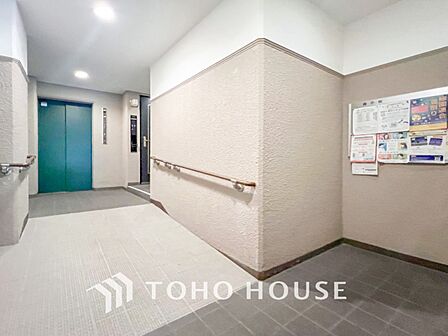 外と内をつなぐロビーは、落ち着いた雰囲気を漂わせた上質な空間です。