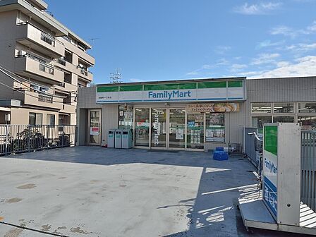 便利な24時間営業。駐車場もあります。